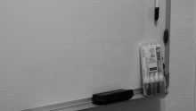 Comment attacher un tableau magnétique au mur?